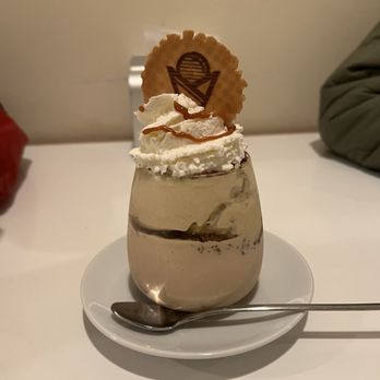 Gelataria Portuense - hazelnut and pistachio gelato with whipped cream, caramel and cookie crumble topping - Gelato Near Me - Porto, 13 Gelataria Portuense - hazelnut and pistachio gelato with whipped cream, caramel and cookie crumble topping - Gelato Near Me - Porto, 13