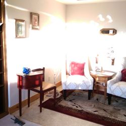 Morgaina Counseling - Our Sunny Entryway will welcome you with soft chairs to rest.