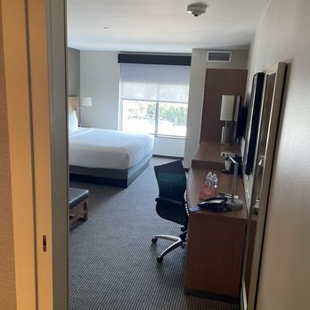 Hyatt Place Eugene/Oakway Center - Entry to king room with pull out - Hotels Near Me - Eugene, Oregon