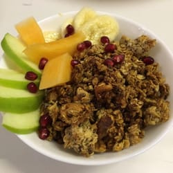 Pi Mediterran - Granits:Hausgemachte Müsli mit Joghurt und frisches Obst