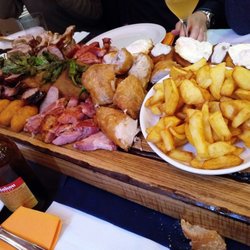 El Chispero - Tablón grande de carne 120€:Cachopo, Criollos, Lacón, Boronos, Pollo asado, Costillas, Tortos de cabrales y huevo frito, Patatas 3 salsas.