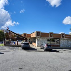 Twin Colony Diner - View from paking lot.