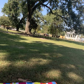 War Memorial Park - Tables, great for BBQ - Parks Near Me - Pass Christian, Mississippi War Memorial Park - Tables, great for BBQ - Parks Near Me - Pass Christian, Mississippi