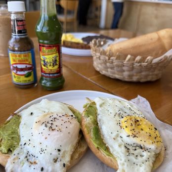 Reu Café - Egg and avocado bagel - Cafes Near Me - Hawthorne, California