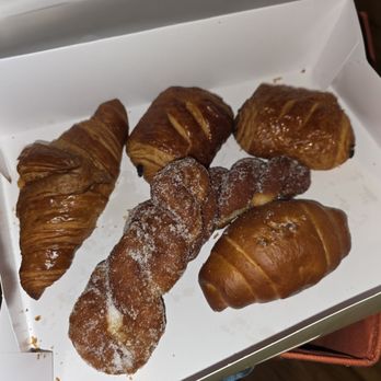 Tous Les Jours - Pastry box - Bakeries Near Me - Virginia Beach, Virginia Tous Les Jours - Pastry box - Bakeries Near Me - Virginia Beach, Virginia
