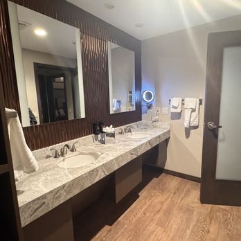 Sundara Inn and Spa - Bathroom - Hotels Near Me - Wisconsin Dells, Wisconsin Sundara Inn and Spa - Bathroom - Hotels Near Me - Wisconsin Dells, Wisconsin