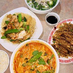Pho Thanh Thu - Red curry, chicken mein fun, pho, chicken fried rice, seafood pho