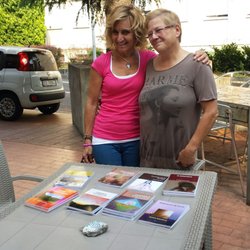 Vespacafe - La titolare, Lucia (sulla sinistra), durante una presentazione di libri di Daniela Spachtholz (con lei nella foto).