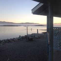 Oceanside Resort & Motel - Clamming outside the cabin