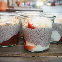 GRØD - Dirty acai-chiagrød toppet med banan, jordbær, stikkelsbærkompot, kokosflager, peanutbutter, ristede nødder og skyr