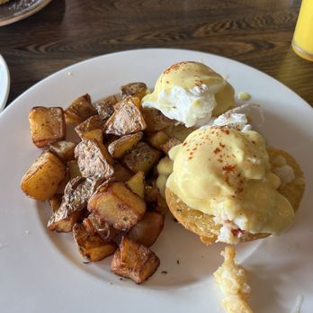 Flour Mill Scratch Kitchen Restaurant - Lobster Eggs Benedict - Canadian (New) Near Me - Niagara Falls, Ontario