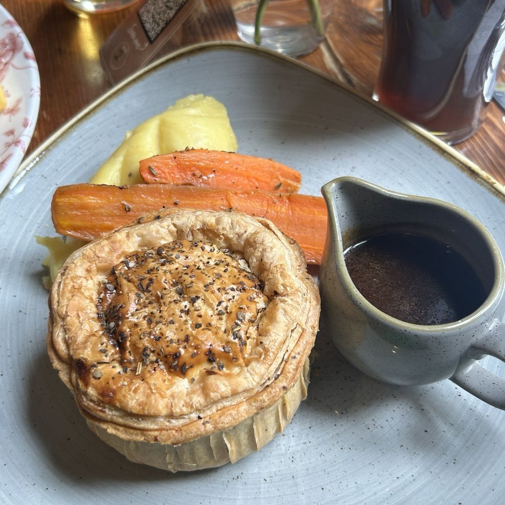 The Ship - Chicken and mushroom pie - delicious - Pubs Near Me - London, XGL The Ship - Chicken and mushroom pie - delicious - Pubs Near Me - London, XGL