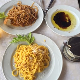 Bread dipping with spaghetti bolognese and spaghetti carbonara