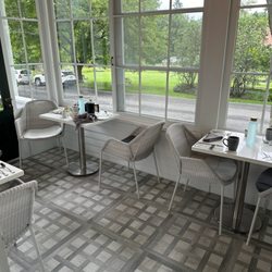 33 Main - Porch dining space