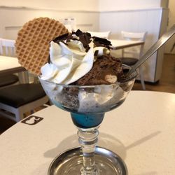 IJssalon Venezia - Chocolate chip ice cream with whipped cream and chocolate mousse