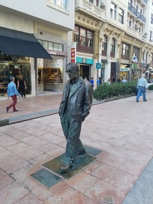 Estatua de Woody Allen by null