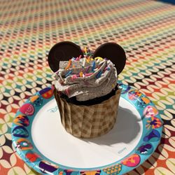 Everything Pop Food Court - Cookies and cream cupcake