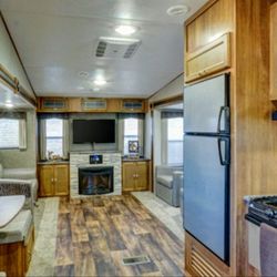 Chucks Rv Sales - Springdale 5th wheel interior