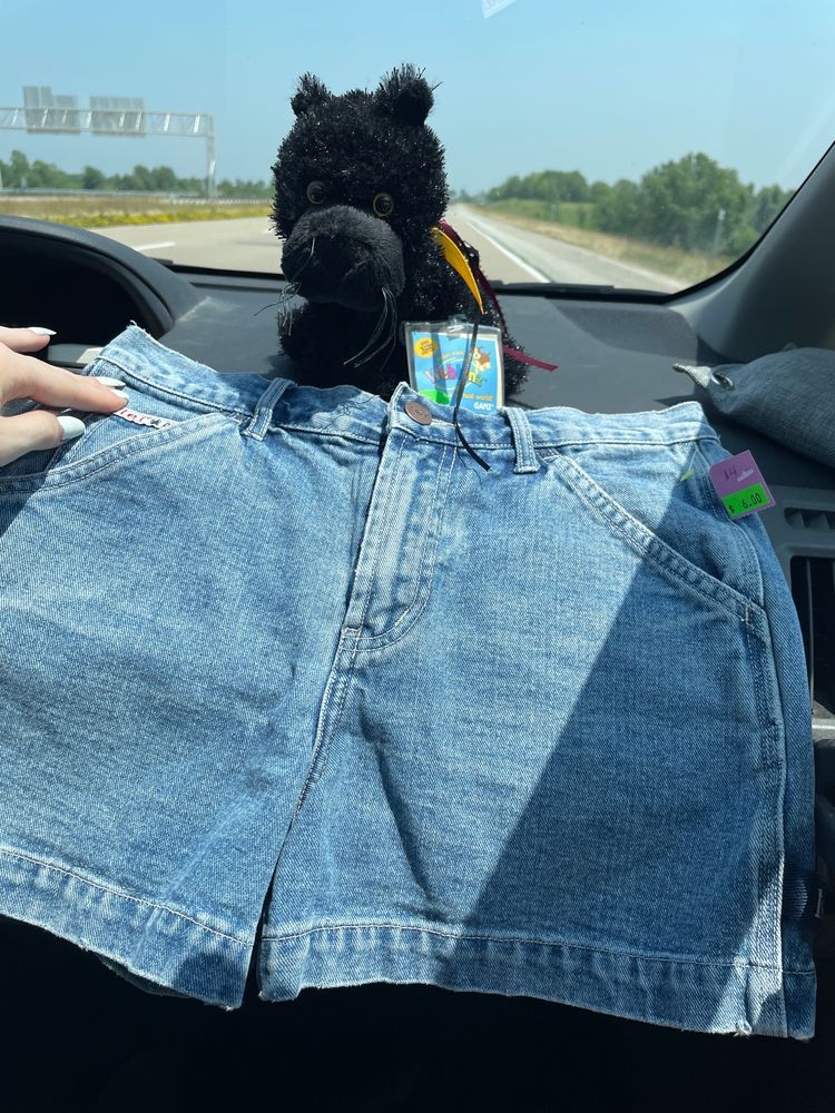 BUYS ON BROADWAY Updated September 2024 1533 N Broadway St, Mount Pleasant, Iowa Thrift