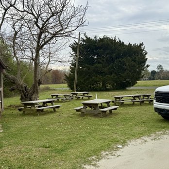 General McArthur's Restaurant - Picnic area - Barbeque Near Me - Laurinburg, North Carolina