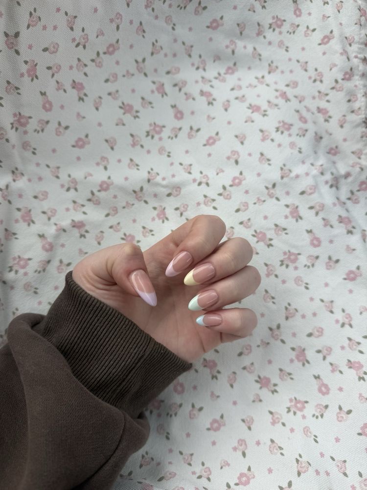 Van's Lotus Nails Spa Logo
