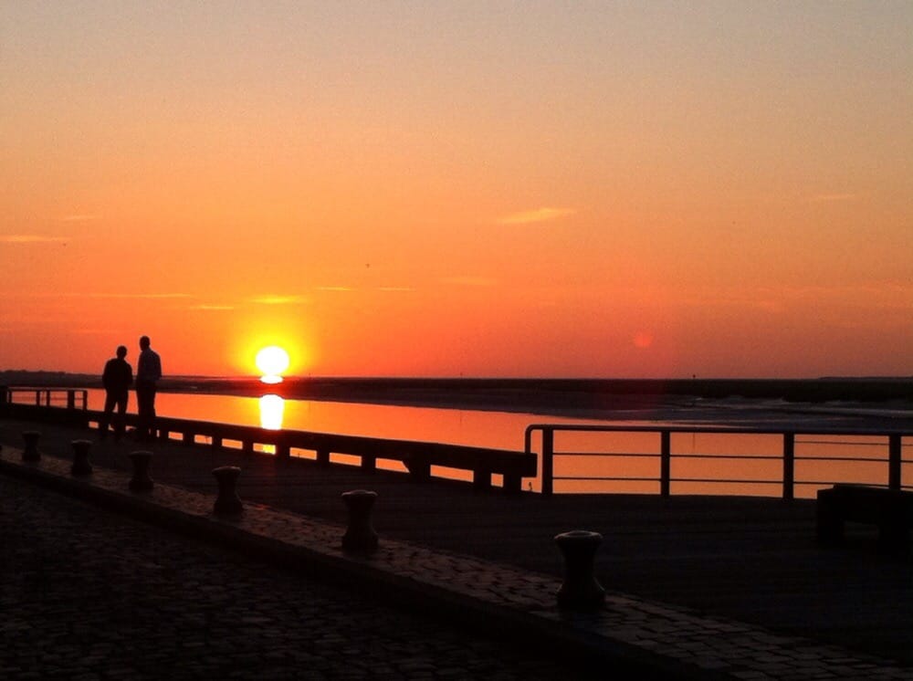 LA BUVETTE DE LA PLAGE Updated April 2024 445 quai Jeanne d'Arc