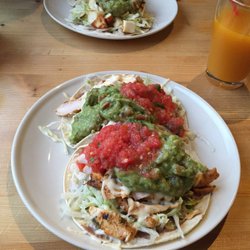 El Verde - Tacos au poulet guacamole gouda fondu et sauce salsa (demander la sauve piquante à côté aux piments africains qui déchirent