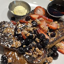 Roasters 'N Toasters - Miami Beach - Granola 'N Berries French Toast