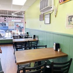 Lincoln Park Hot Bagel & Luncheonette - Seating