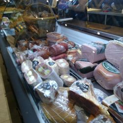 Cava de Quesos - Fiambres de calidad europea
