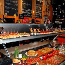 Toro Bar - Die Pintxos Bar ist die spanische Art den Afterwork zu beginnen und bei einem Glas Wein oder Bier zu entspannen. ​