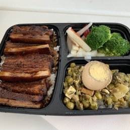 Filling lunch box! Pork belly over rice. Filling lunch box! Pork belly over rice.