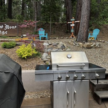 Meadowmont Lodge - Arnold - Back patio, extra seating - Hotels Near Me - Arnold, California