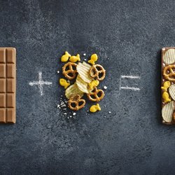 Customize your chocolate bar with the toppings of your choice!