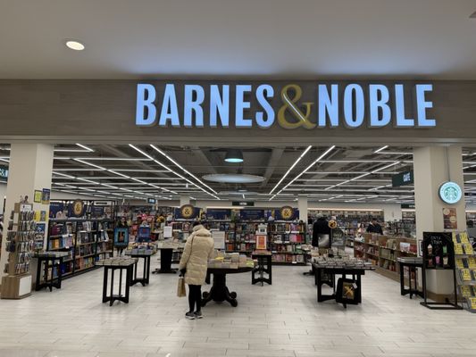 BARNES & NOBLE BOOKSELLERS - Updated January 2026 - 92 Photos & 54