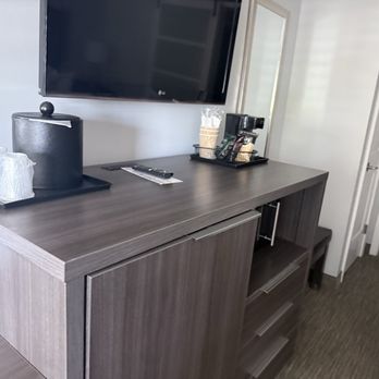 Palm Garden Hotel - Room. - Hotels Near Me - Thousand Oaks, California