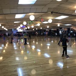 Skateland - Fun lighting, clean rink in great shape