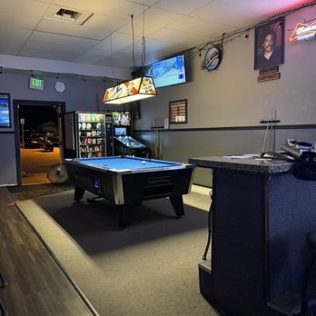Nowhere Bar and Grill - Rad pool table with vintage Pabst lampshade - Burgers Near Me - San Jose, California