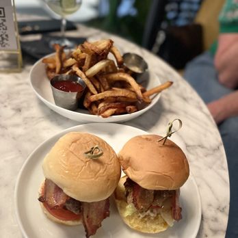 Puttery - Fries and Cheeseburger sliders - Mini Golf Near Me - Houston, Texas Puttery - Fries and Cheeseburger sliders - Mini Golf Near Me - Houston, Texas