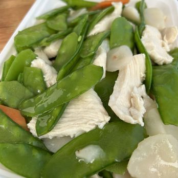 Szechuan Corner - a plate of chicken and snow peas - Szechuan Near Me - Chicago, Illinois