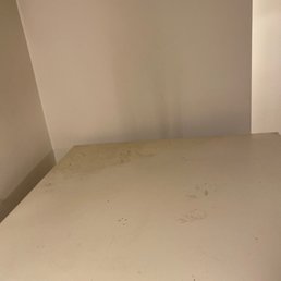 The refrigerator is sticky and filled with dirt The refrigerator is sticky and filled with dirt