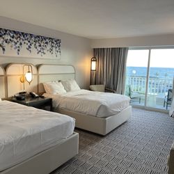 El Conquistador Resort - Queen room.