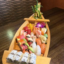 Aki Sushi Bar and Grill - Love boat! Yummy!
