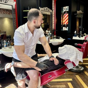 Ted's Grooming Room - Shoulder massage - Barbers Near Me - London, XGL Ted's Grooming Room - Shoulder massage - Barbers Near Me - London, XGL