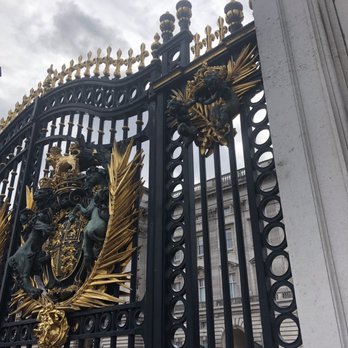 Buckingham Palace - Amazing gates - Landmarks & Historical Buildings Near Me - London, XGL Buckingham Palace - Amazing gates - Landmarks & Historical Buildings Near Me - London, XGL