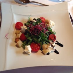 Sonne - Rucosalat mit Ziegenfrischkäse, Tomaten und Kräutercroutons an Balsamicovinaigrette