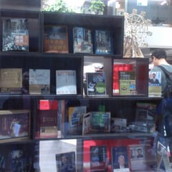 三聯書店 - HK people should read more... sad to see all these book stores closing one by one