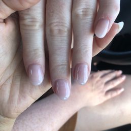 Uneven shape and unevenness is the amount of polish on each nail. Uneven shape and unevenness is the amount of polish on each nail.