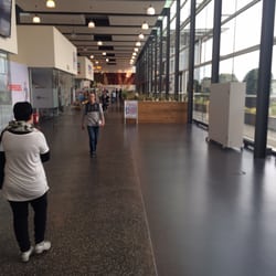 Klinikum Fulda gAG - Empfangshalle mit Bäckerei-Bistro, Empfang und kleinen Geschäften