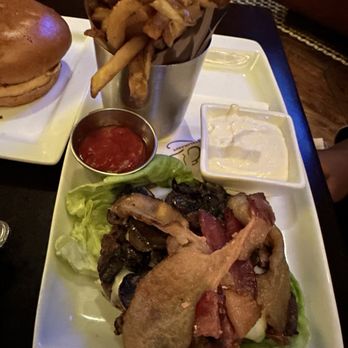 Wilde Bar & Restaurant - Bacon burger - Pubs Near Me - Chicago, Illinois Wilde Bar & Restaurant - Bacon burger - Pubs Near Me - Chicago, Illinois
